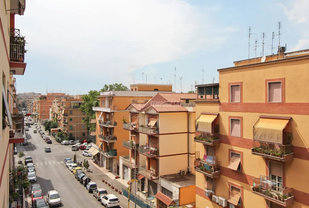 Välivaade - Triplex with Balconies in Centocelle, Rome