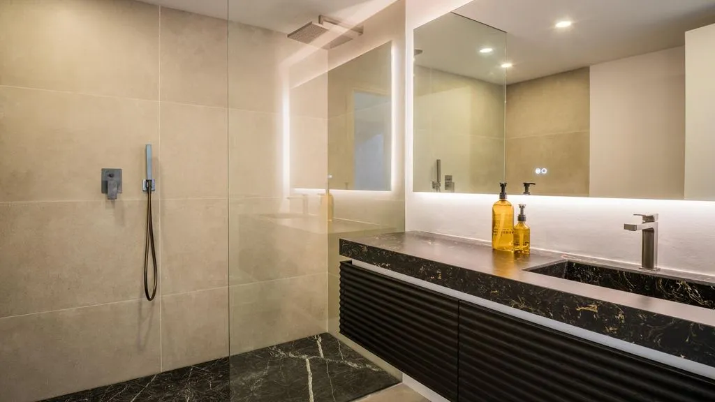 Salles de bain - Luxury Villa with Sea Views in Golden Mile