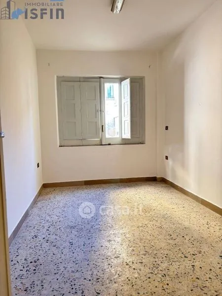 Stanze - Three-Bedroom Flat with Courtyard in Cosenza
