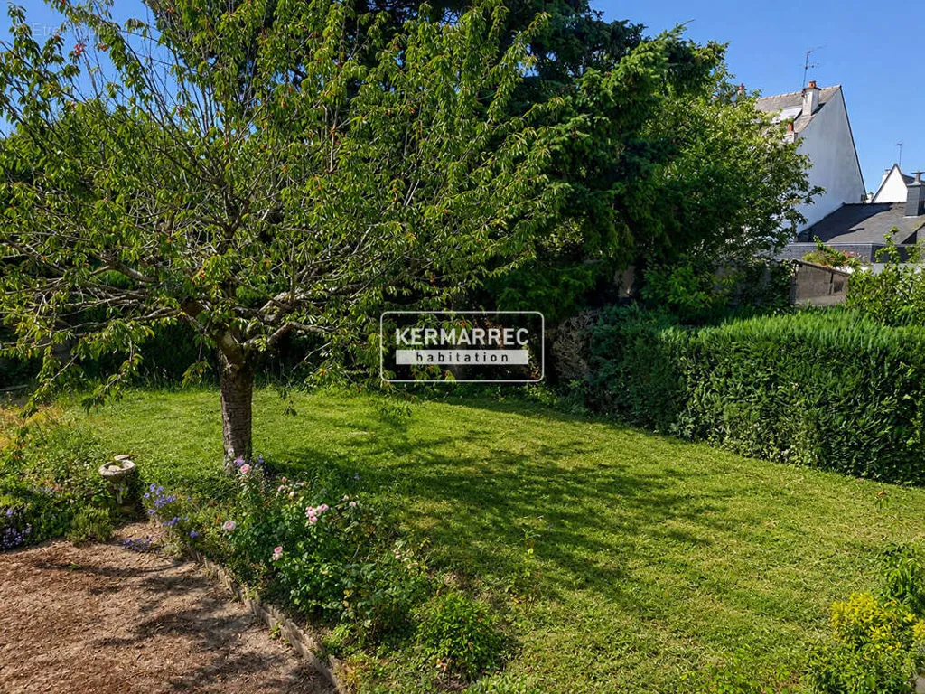 Aed - House with Professional Potential in Saint-Yves