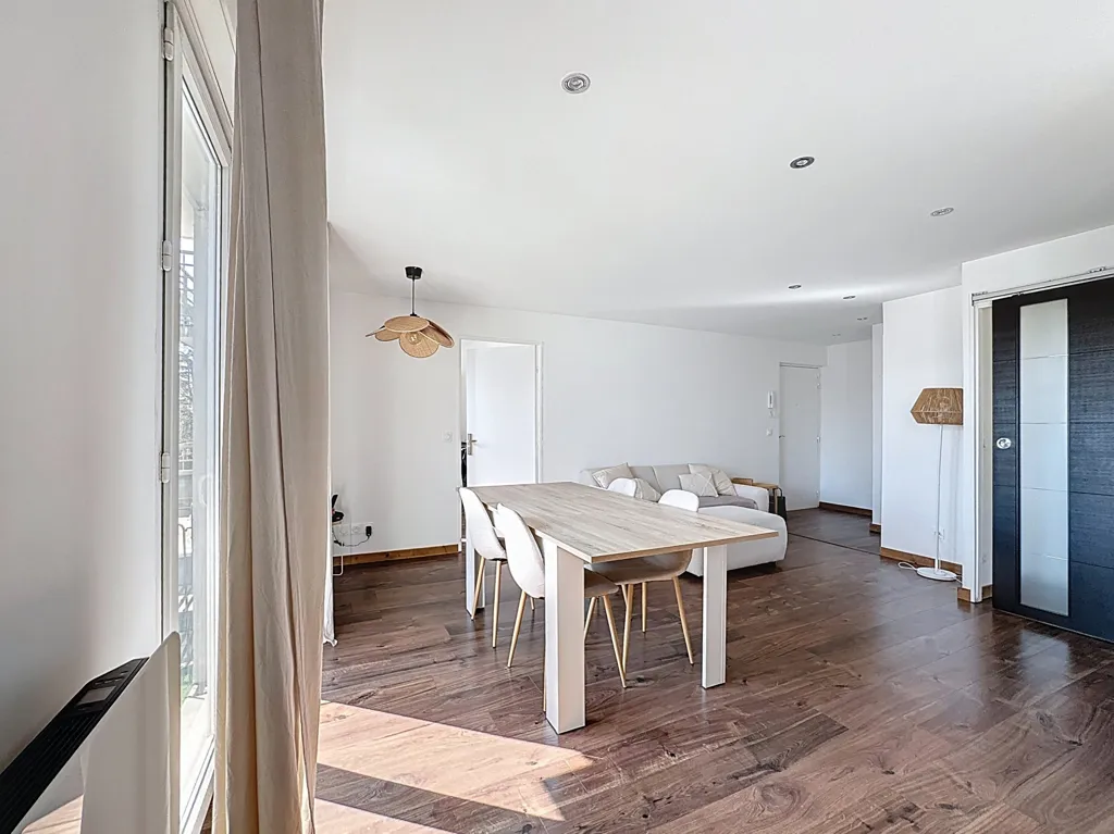 Sala da pranzo - Renovated Flat with Balcony in Décines-Charpieu