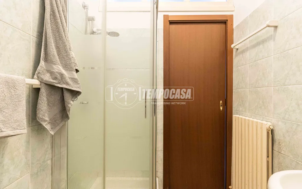 Bagni - Bright Trilocale with Loggia in Bosisio Parini