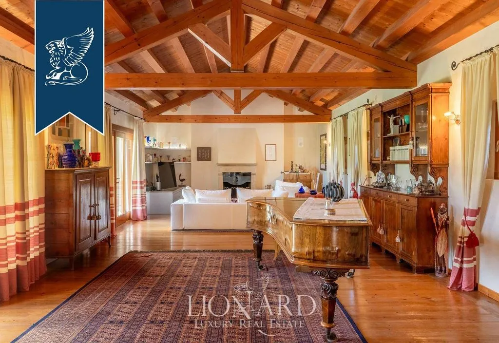 Living Room - Luxury Villa with Private Park in Conegliano