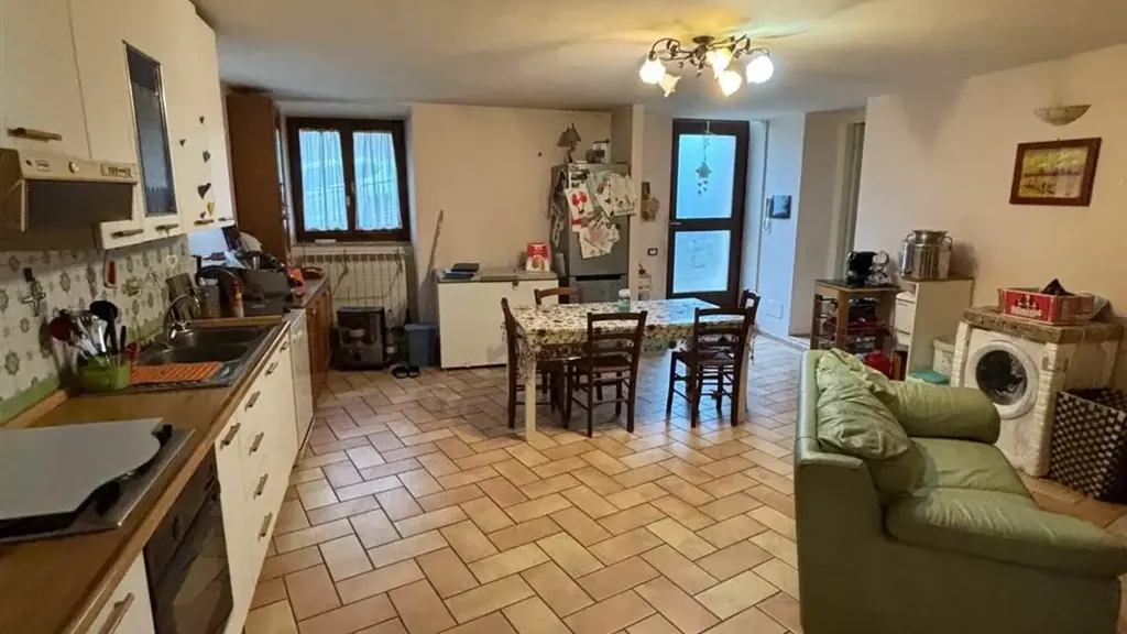 Cuisine - Rustic Ground Floor Apartment with Private Garden in San Severino Marche