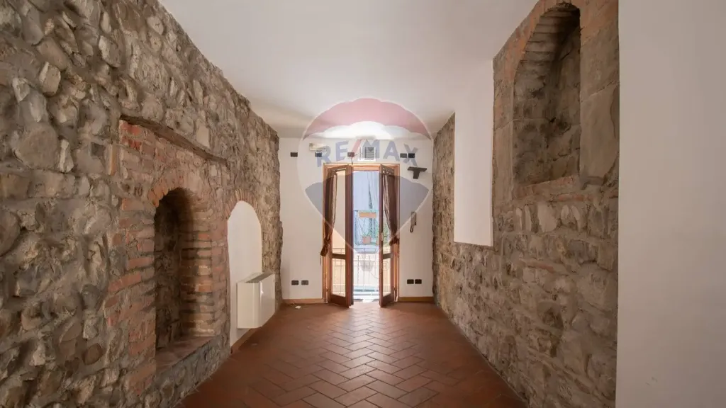 Ingresso - Historic Triplex with Balcony in Iseo