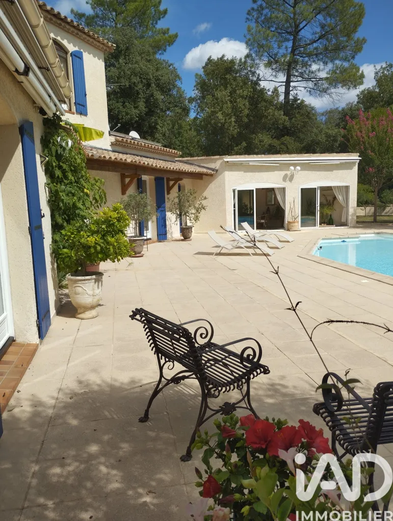Piscine - Maison Traditionnelle avec Piscine à Labastide-de-Virac
