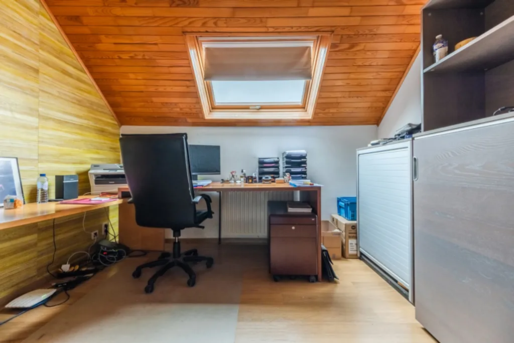 Studio - Spacious House with Pool in Suburban Area