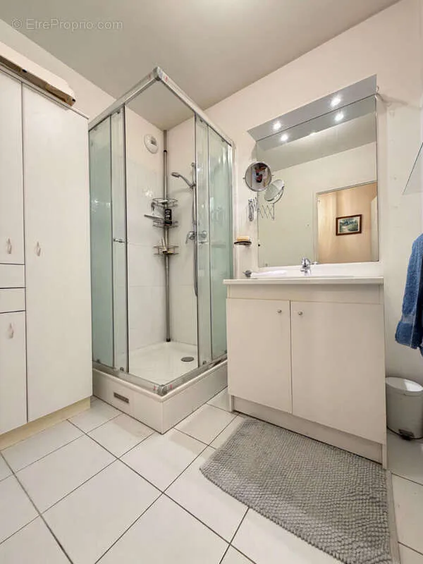 Salles de bain - Appartement de type F4 au rez-de-chaussée à Villejuif