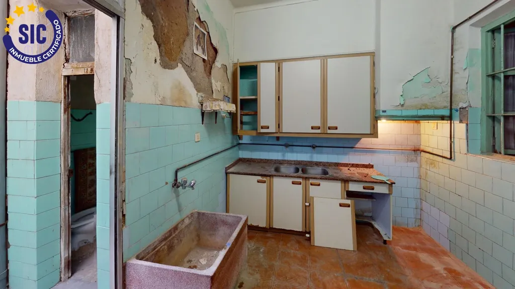 Cuisine - Three-Storey House for Restoration in Castellón Centre