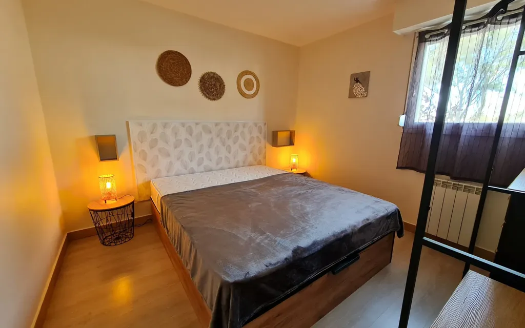 Chambres - Appartement Meublé avec Piscine à Arzon