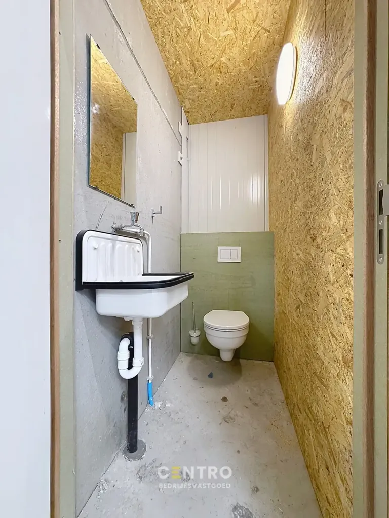 Salles de bain - Bâtiment industriel avec parkings privés à Bruges