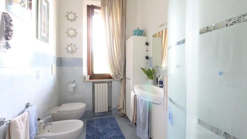 Bagni - Rear-Facing Apartment with Balcony in Vinci