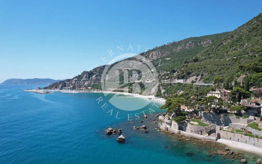 Õhuvaade - Historic Villa with Private Beach in Alassio