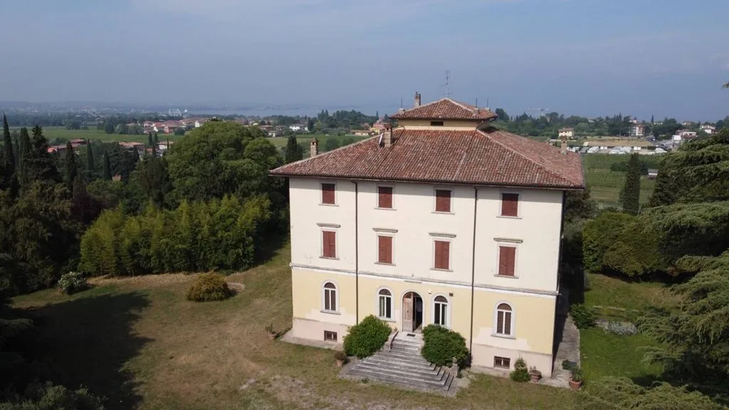 Õhuvaade - Old Villa with Lake Garda View in Lazise