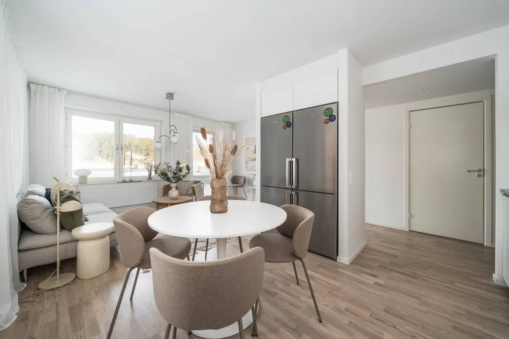 Salle à manger - Modern Apartment with Lakeside Terrace in Sollentuna