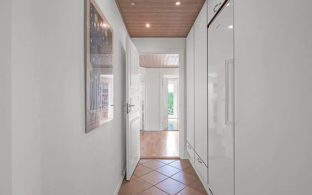 Toad - Spacious Villa with Garden in Skæring