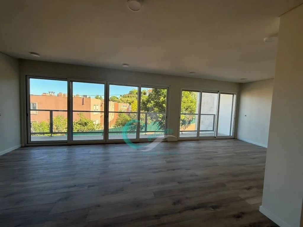 Elutuba - Luxury Apartment with Balcony in Almada