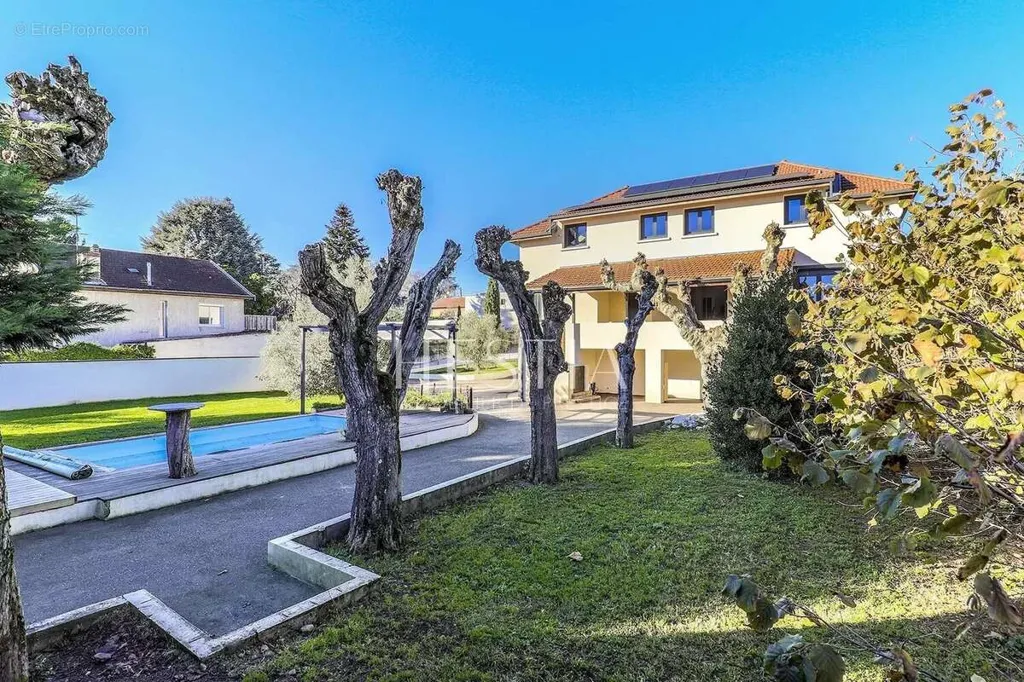 Jardin - Maison de Luxe avec Piscine à Crépieux-la-Pape