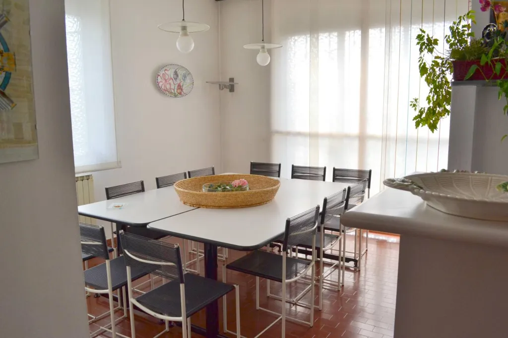 Sala da pranzo - Villa con giardino privato a Capriate San Gervasio