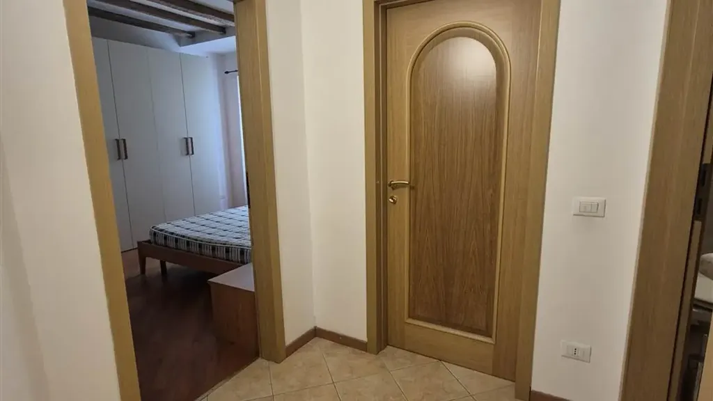 Ingresso - Historic Bilocale with Piazza View in Trieste