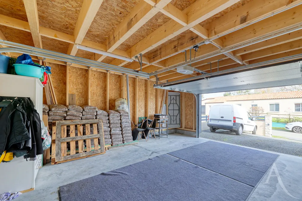 Garage - Maison Rénovée avec Piscine à Chavagnes-en-Paillers