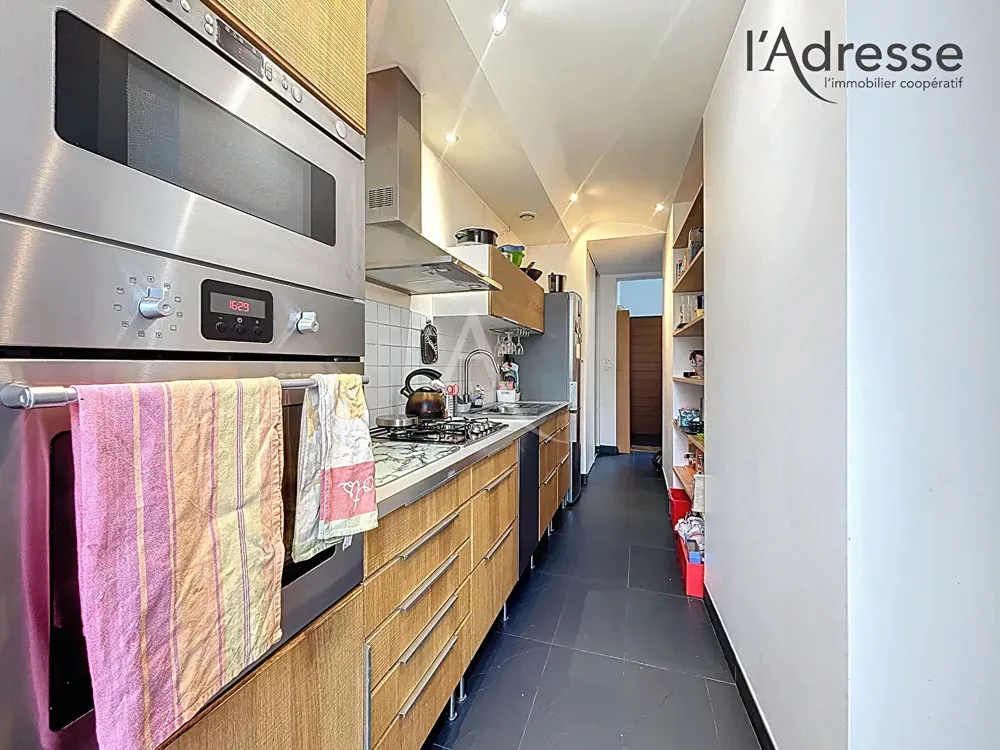 Köök - Charming House with Private Garden in Suresnes