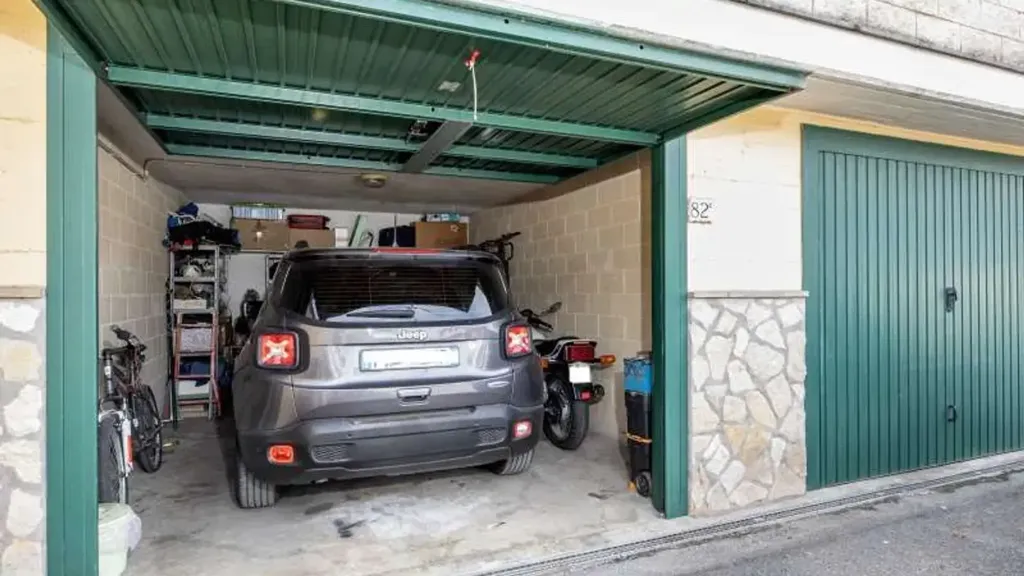 Garage - Villa with Garden in Guidonia Montecelio