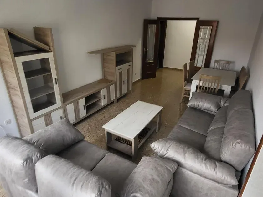 Salón - Piso con balcón y ascensor en Albacete Centro