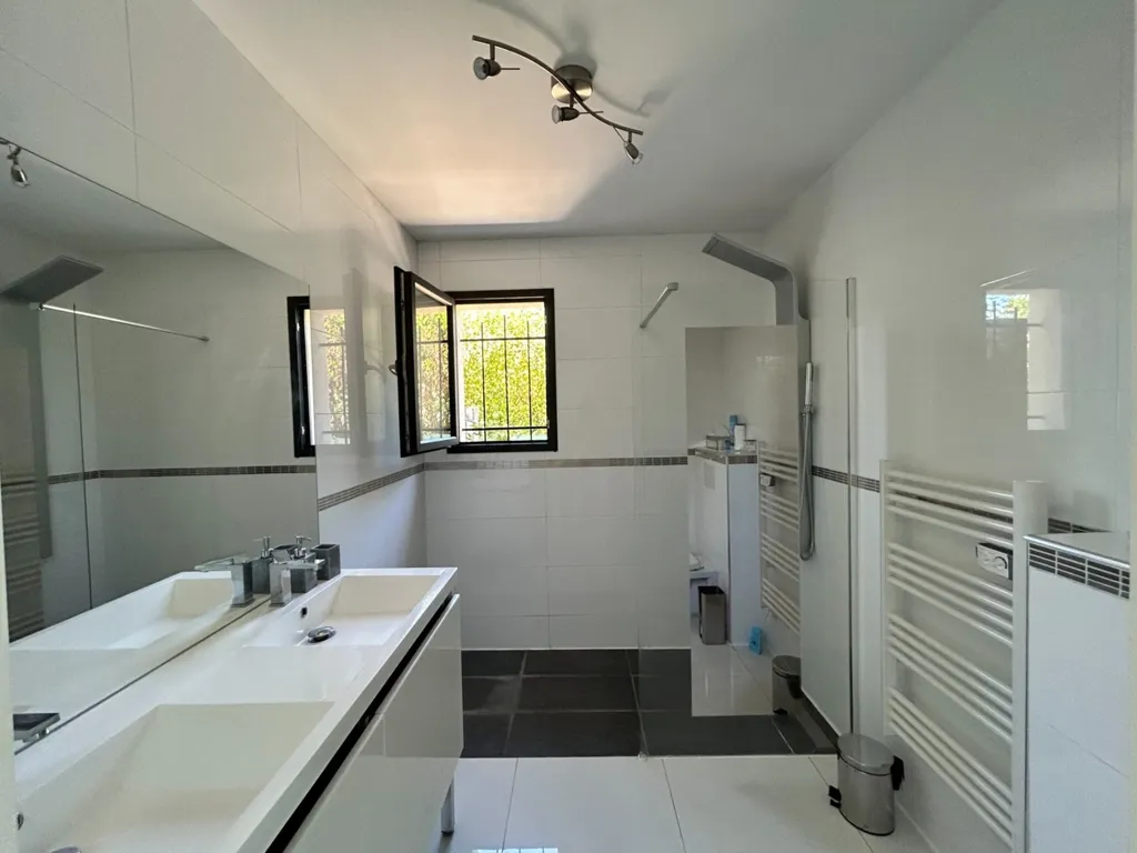Bagni - Contemporary House with Pool in Gleize