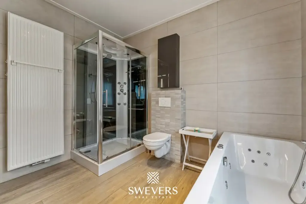 Salles de bain - Maison à Deux Unités avec Terrasse à Diepenbeek