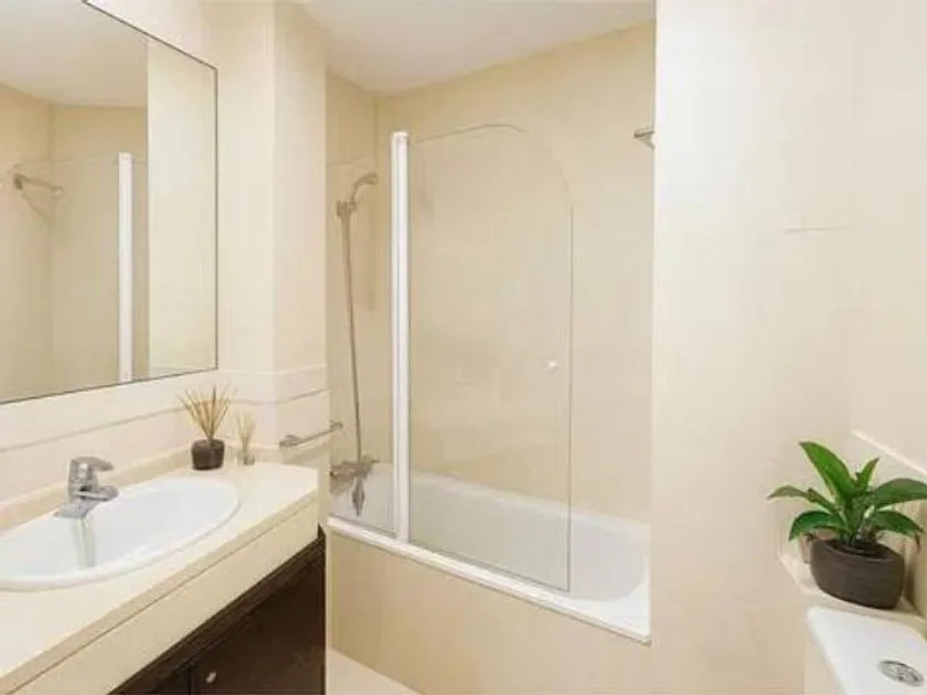 Vannitoad - 3-Bed Apartment with Terrace in Sotogrande