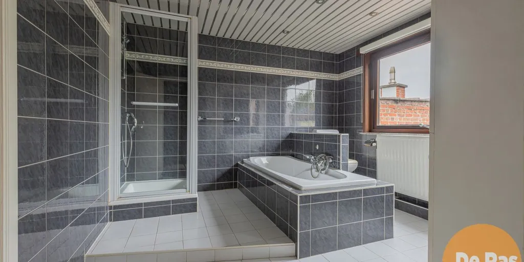 Salles de bain - Propriété Mixte avec Garage Spacieux à Mere