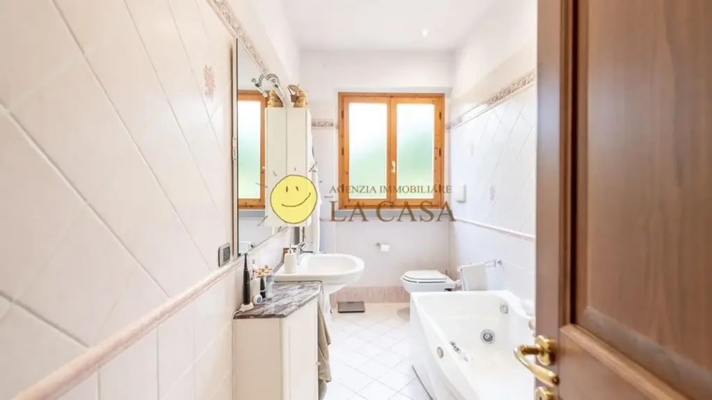Bagni - Villa bifamiliare con piscina a Figline e Incisa Valdarno