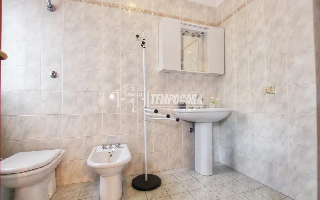 Bathrooms - Rustic 2-Bedroom Flat with Balcony in Ancona