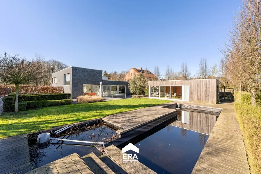 Bassein - Energy-Efficient House with Poolhouse in the Area