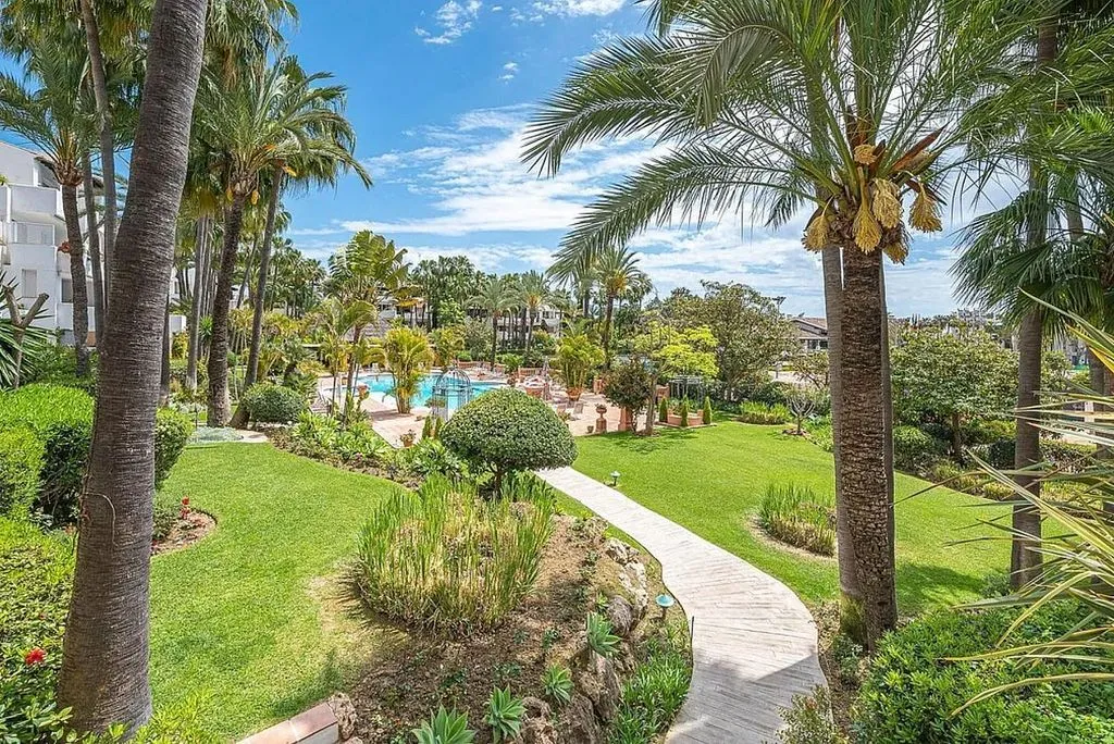 Aed - Duplex with Pool in Marbella's Golden Mile
