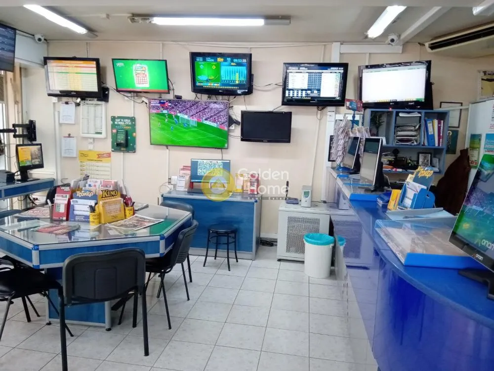 Stanze - Corner Retail Unit with Display in Patissia-Acharnes