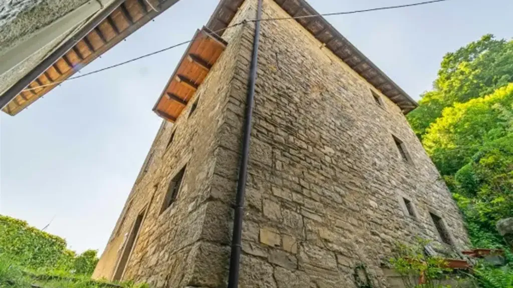 Välivaade - Rustic Stone Cottage in Corna Imagna