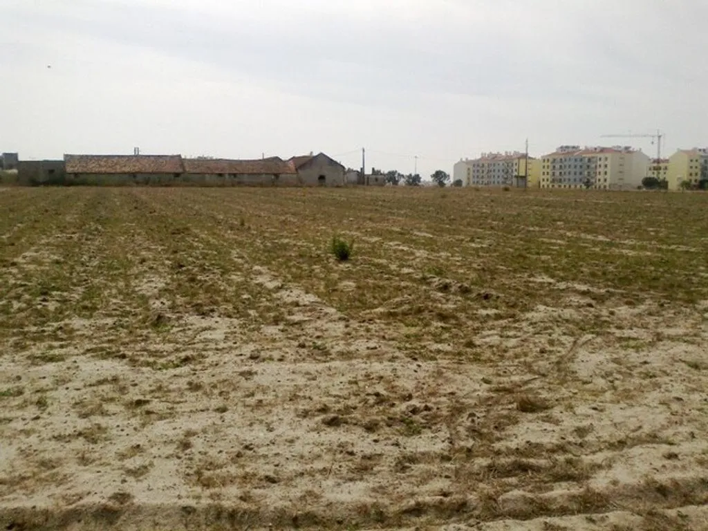 Jardin - Building Land with Old Structures in Montijo