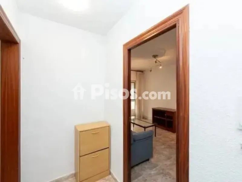 Ingresso - Classically Styled Flat with Balcony in Traditional Centre