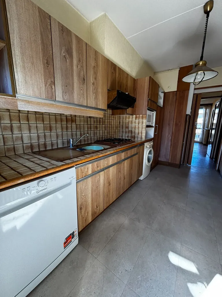 Kitchen - City Centre 3-Bed Flat with Parking in Montauban