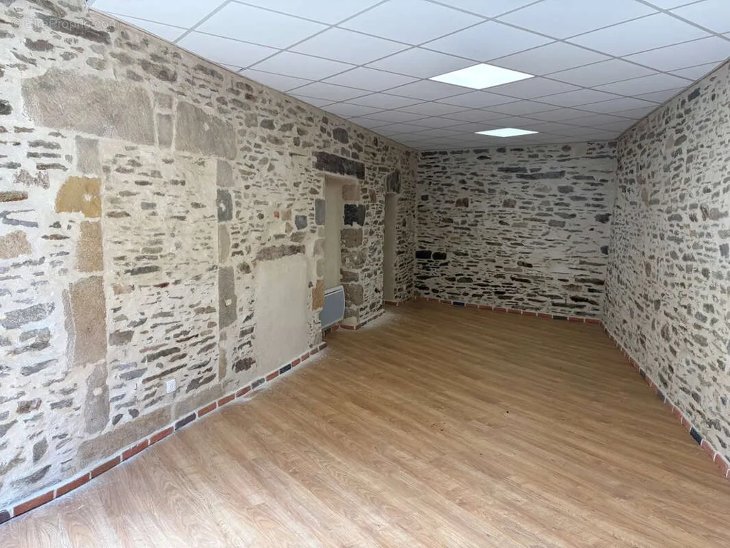 Rooms - Mixed-Use Building with Commercial Potential in Saint Yrieix