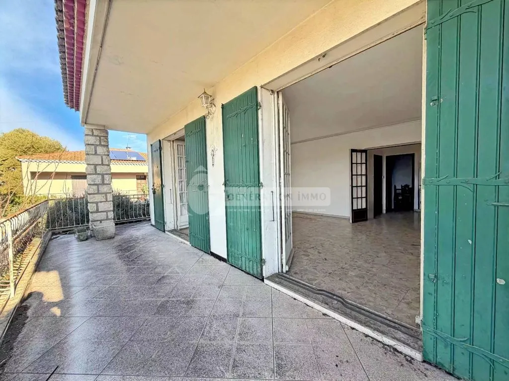 Terrasse - Maison à Réaménager avec Garage à Arles