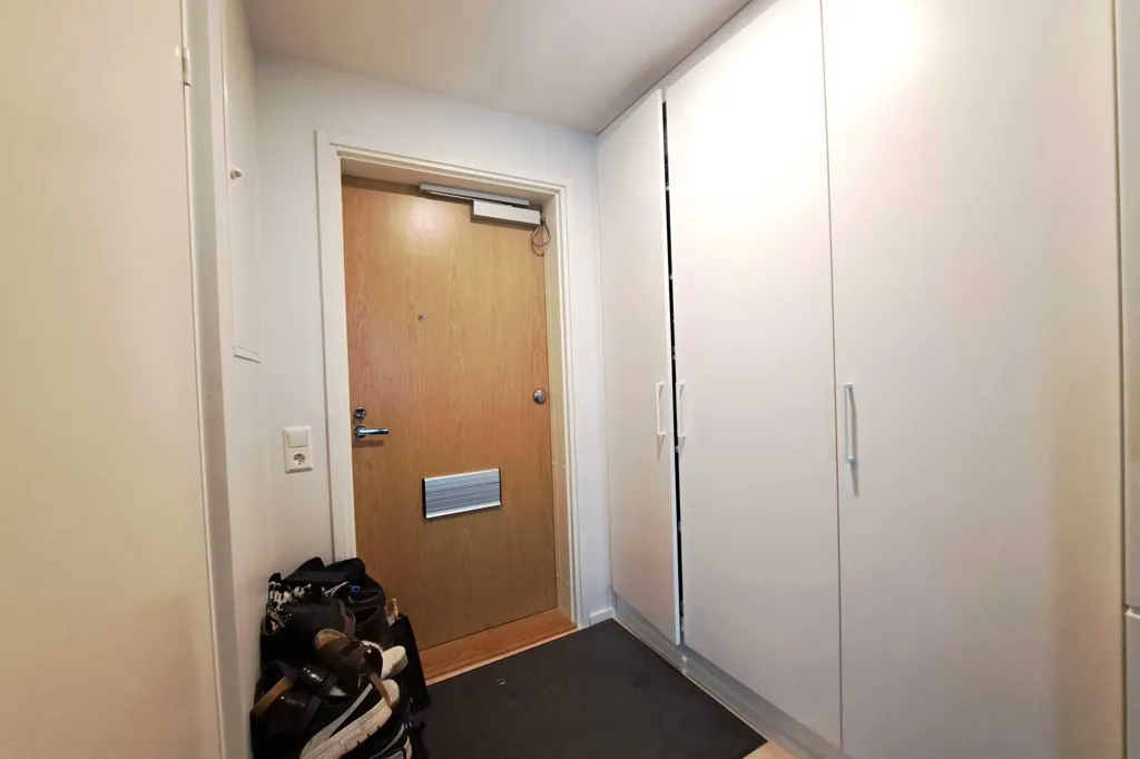 Esik - Spacious 1-Bedroom Flat with Balcony in Matinkylä