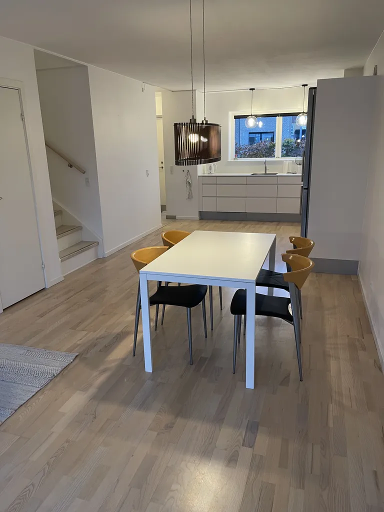 Salle à manger - Furnished Room with Balcony near Hedehusene