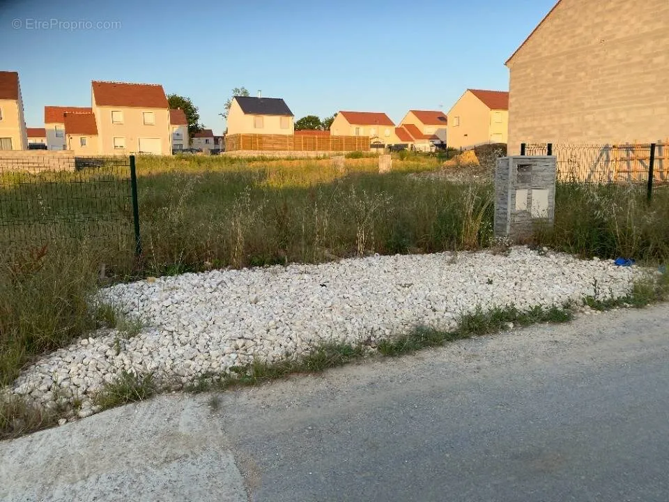 Aed - Buildable Plot with Garden View in Congis-sur-Thérouanne