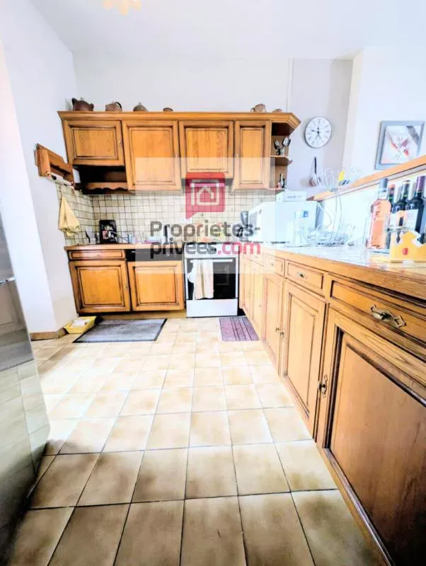 Cuisine - Maison de village avec tour en pierre à Cosse Le Vivien