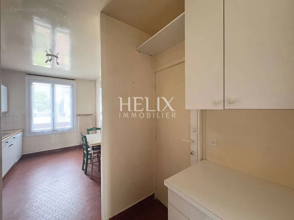 Cucina - Spacious Apartment with Balcony in Louveciennes