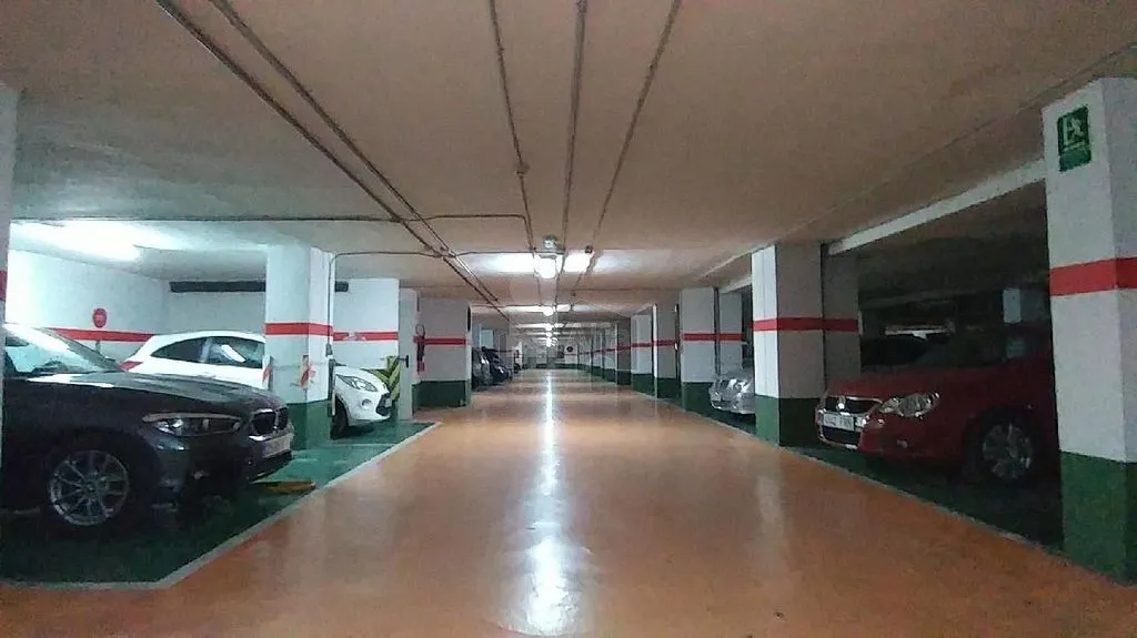 Garage - 1-Bed Flat with Garden on Avenida Francia