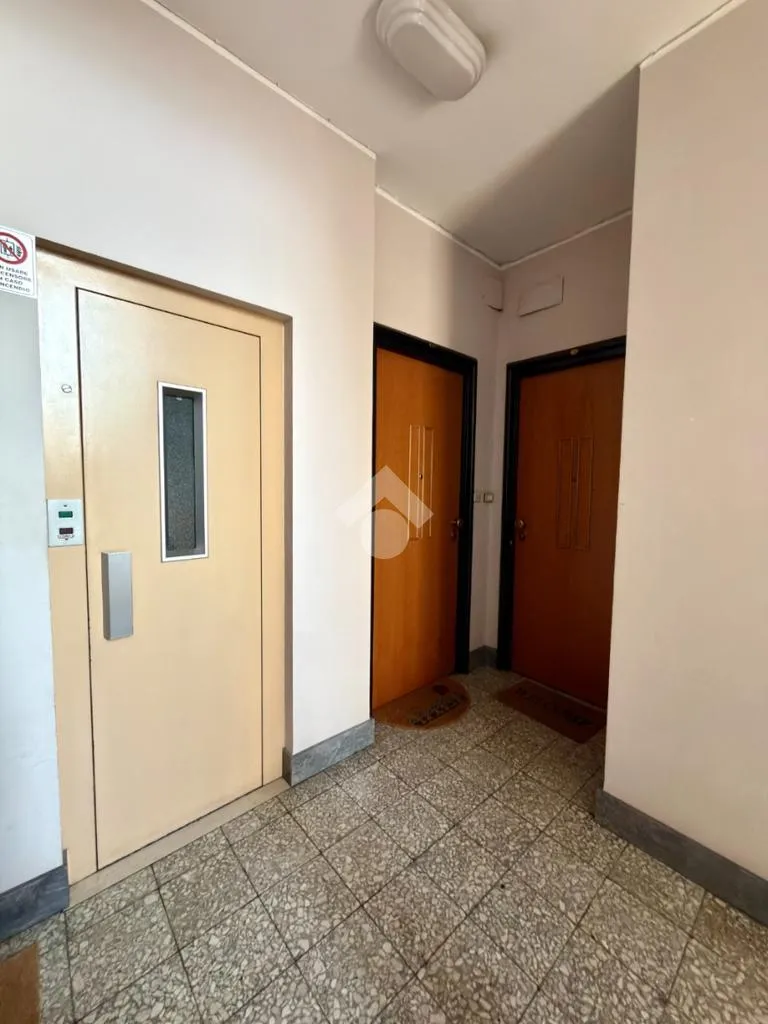 Esik - Fully Rented Flat with Balcony in Torino